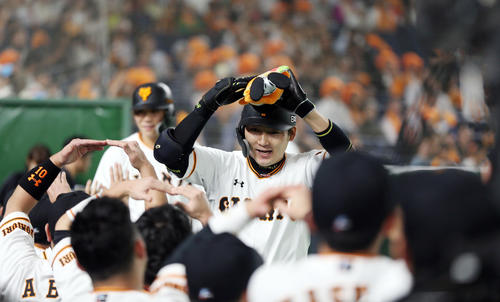 巨人対オリックス　1回裏巨人1死一塁、2点本塁打を放ち、ベンチのナインに迎えられる丸（撮影・狩俣裕三）