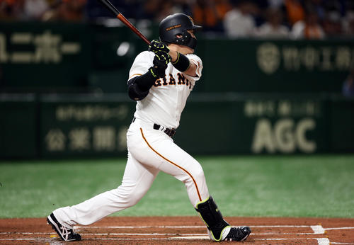 巨人対オリックス　1回裏巨人1死一塁、2点本塁打を放つ丸（撮影・狩俣裕三）