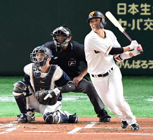 巨人対オリックス　1回裏巨人1死、右前に安打を放つ坂本勇（撮影・たえ見朱実）