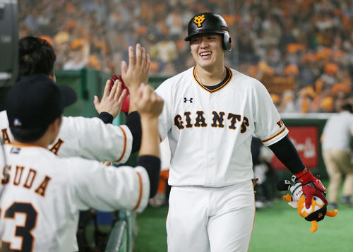 巨人対オリックス　3回裏巨人1死、ソロ本塁打を放ち、ベンチで笑顔を見せる岡本（撮影・狩俣裕三）