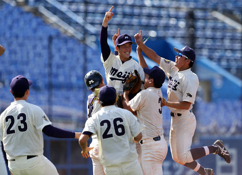 佛教大対明大　38年ぶりの優勝を決め、森下（中央上）を中心に歓喜の輪を作る明大の選手たち（撮影・大野祥一）