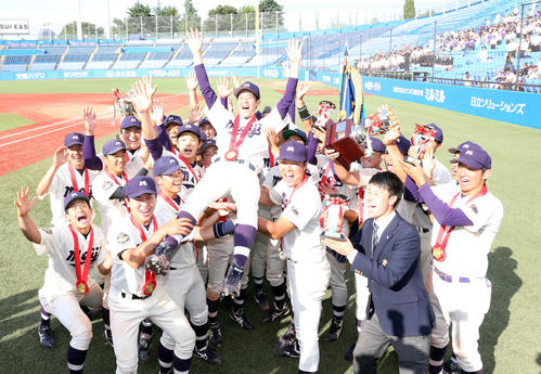 佛教大対明大　38年ぶりの優勝を決め、胴上げされる明大・森下（中央）（撮影・大野祥一）