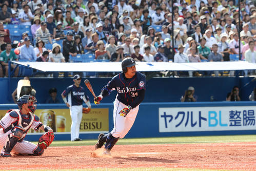 17年6月、ヤクルト戦で右前打を放つ西武佐野