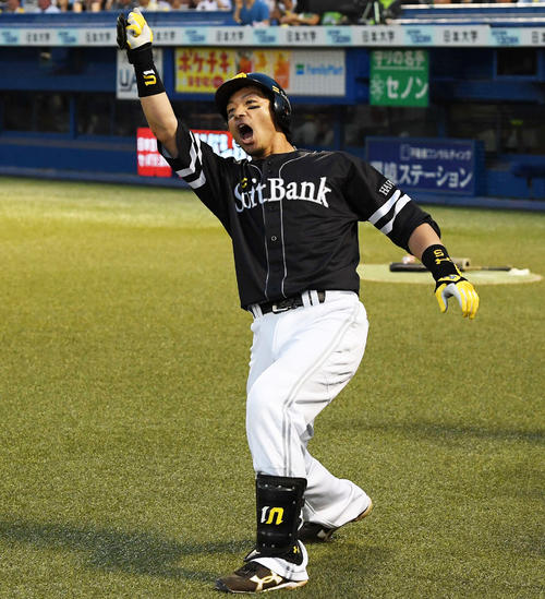 4回表ソフトバンク1死一塁、中越え2点本塁打を放った松田宣は「熱男～」と叫ぶ（撮影・鈴木みどり）