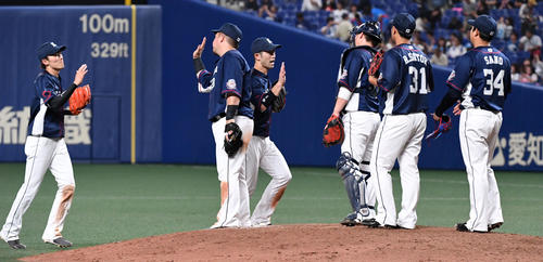 中日対西武　中日に勝利、喜ぶ西武ナイン（撮影・前岡正明）