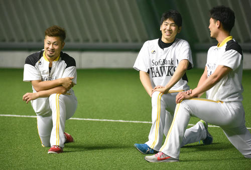 ソフトバンク情報　石川柊太（中央）らと汗を流す森唯斗（左）（2019年6月18日撮影・今浪浩三）