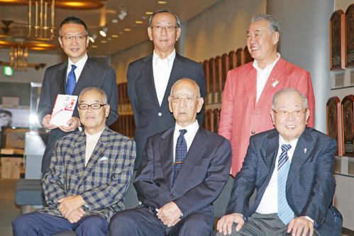 前列左から門田博光氏、杉下茂氏、野村克也氏、後列左から野球殿堂博物館庄司正信館長、堀内恒夫氏、福本豊氏（2019年6月5日撮影）