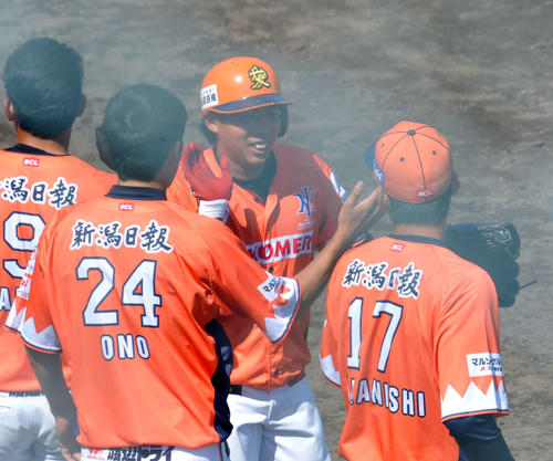 BCリーグ　新潟対福島　4回新潟、左越えに7号3点本塁打を放ち、ベンチ前でチームメイトとハイタッチする樋口二塁手（中央）（撮影・山岸章利）