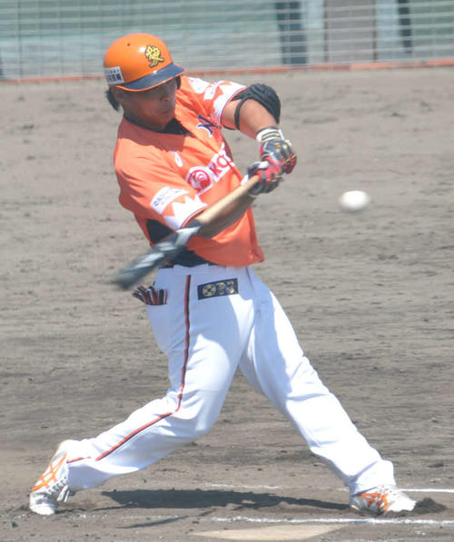 BCリーグ　新潟対福島　1回新潟2死一塁、遊安を放つ樋口二塁手（撮影・山岸章利）