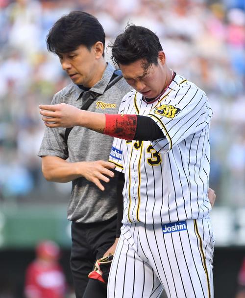 阪神対楽天　1回裏阪神2死一、二塁、ジェフリー・マルテの左前に適時打で二塁を飛び出し浅村栄斗（右）と激突した大山悠輔は苦痛に耐えながらベンチに引き揚げる（撮影・上田博志）