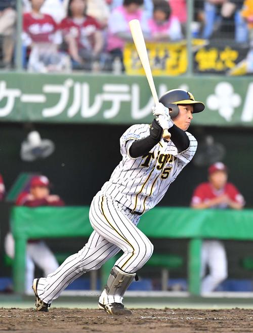 阪神対楽天　3回裏阪神無死、右越えソロ本塁打を放つ近本（撮影・上田博志）