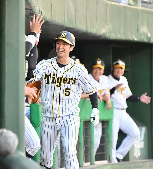 阪神対楽天　3回裏阪神無死、右越えに勝ち越しソロ本塁打を放ち笑顔を見せる近本光司（撮影・上田博志）
