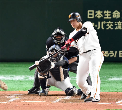 巨人対オリックス　3回裏巨人1死、中越えにソロ本塁打を放つ岡本（撮影・たえ見朱実）