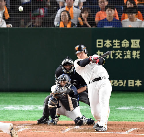 巨人対オリックス　3回裏巨人1死、中越えにソロ本塁打を放つ岡本（撮影・たえ見朱実）