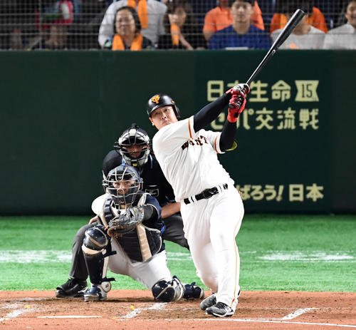巨人対オリックス　3回裏巨人1死、中越えにソロ本塁打を放つ岡本（撮影・たえ見朱実）