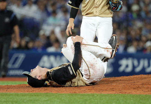 DeNA対日本ハム　6回裏DeNA2死、ソトに打球が左膝に当たり痛がる日本ハム上沢（撮影・鈴木正人）
