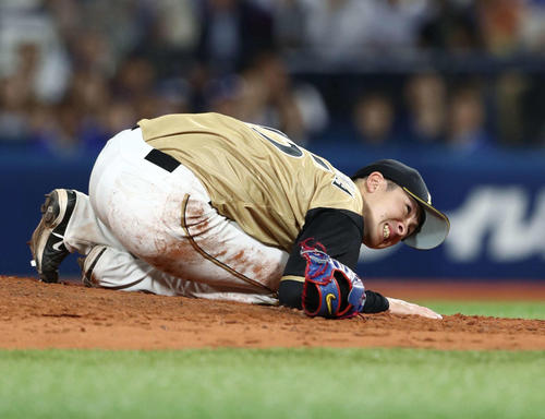 DeNA対日本ハム　6回裏DeNA2死、ソトの打球を左ひざに当て崩れ落ちる上沢（撮影・黒川智章）