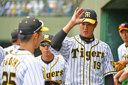 阪神対広島　7回の登板を終え選手を出迎える藤浪晋太郎（撮影・清水貴仁）