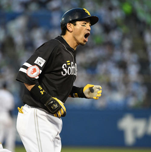 ヤクルト対ソフトバンク　4回表ソフトバンク1死一塁、中越え2点本塁打を放った松田宣はほえながらダイヤモンドをまわる（撮影・鈴木みどり）