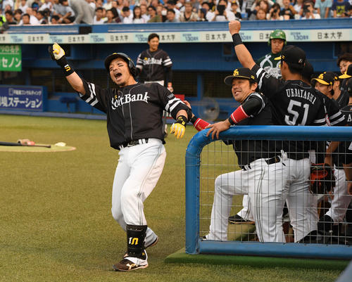 ヤクルト対ソフトバンク　2回表ソフトバンク1死、先制の右越えソロ本塁打を放った松田宣（左）は「熱男～」と叫ぶ（撮影・鈴木みどり）