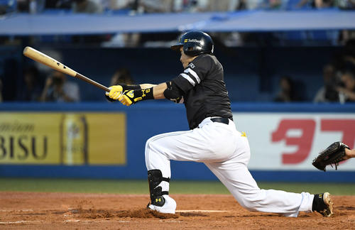 ヤクルト対ソフトバンク　4回表ソフトバンク1死一塁、中越え2点本塁打を放つ松田宣（撮影・鈴木みどり）