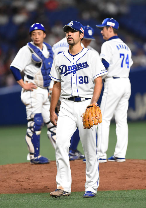 5回表西武1死二、三塁、マウンドを降りる阿知羅拓馬（撮影・森本幸一）