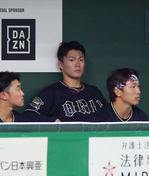 巨人対オリックス　7回表、ベンチでじっと戦況を見つめる山本（中央）（撮影・狩俣裕三）
