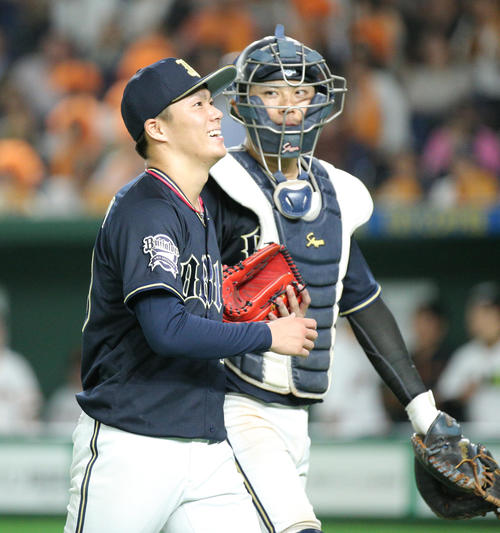 巨人対オリックス　ベンチに戻るオリックス山本（左）と若月（撮影・中島郁夫）