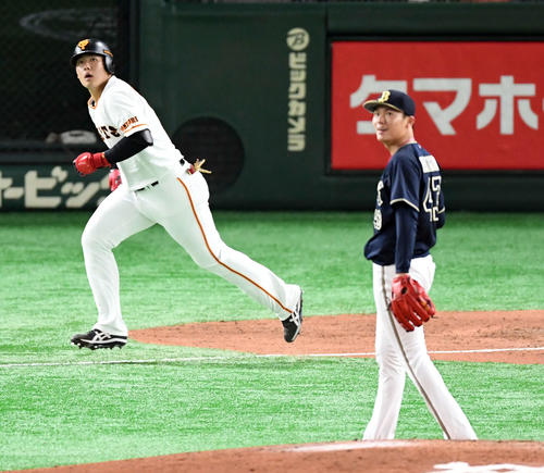 巨人対オリックス　3回裏巨人1死、中越えにソロ本塁打を放った岡本和真。投手山本（撮影・たえ見朱実）