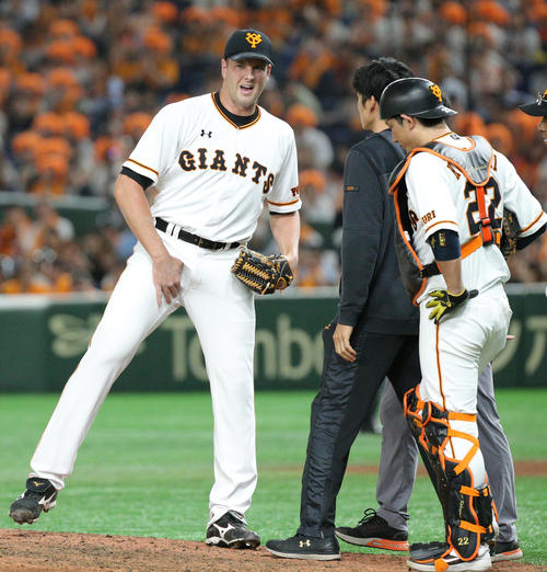 巨人対オリックス　右股関節付近を押さえる巨人マシソン（左）。捕手小林（撮影・中島郁夫）