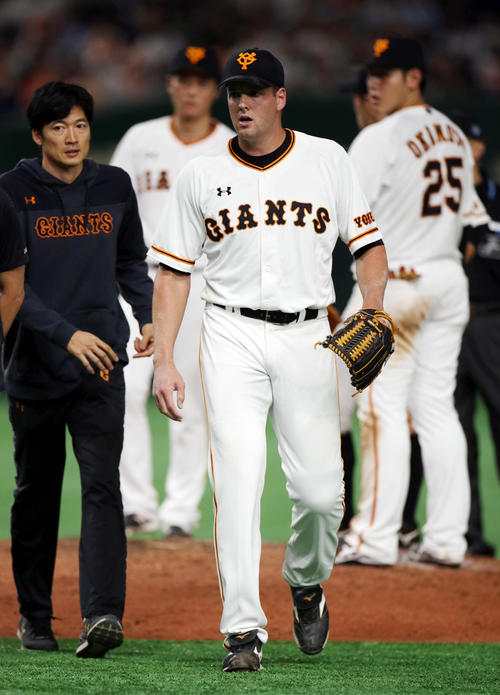 巨人対オリックス　8回表から登板するも、投球後、右足を痛め降板するマシソン（撮影・狩俣裕三）