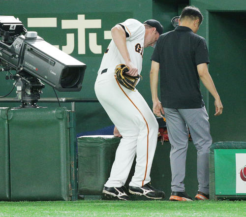巨人対オリックス　ベンチに戻る巨人マシソンだが、左手を添え足をかばい階段を降りた（撮影・中島郁夫）