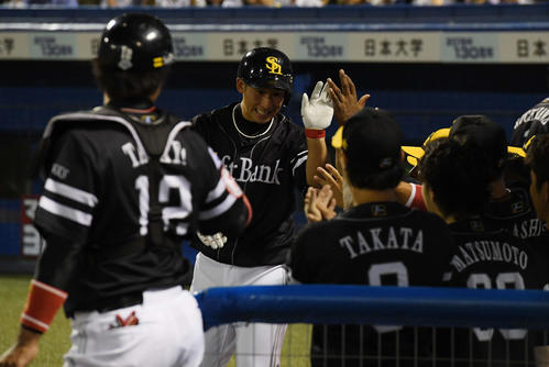 ヤクルト対ソフトバンク　7回表ソフトバンク無死、左越えソロ本塁打を放った塚田はナインと笑顔でハイタッチ（撮影・鈴木みどり）