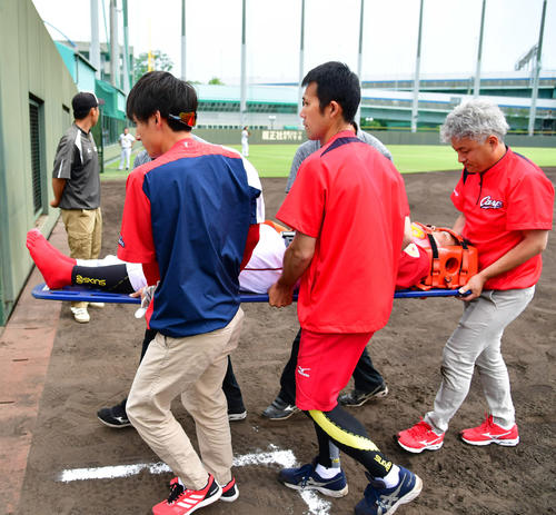 8回表広島2死一、二塁、阪神斎藤友貴哉から頭部に死球を受けた中村奨成は担架で運ばれる（撮影・清水貴仁）