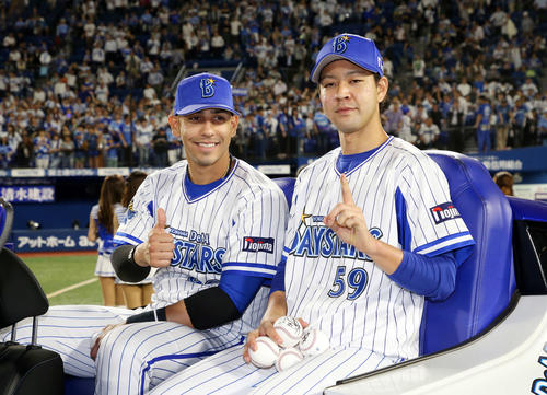 DeNA対日本ハム　試合に勝利しポーズするDeNAソト（左）と平良（撮影・鈴木正人）