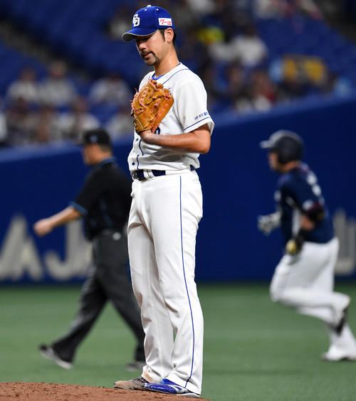3回表西武2死、阿知羅は中村に中越え本塁打を浴び、4点目を失う（撮影・森本幸一）