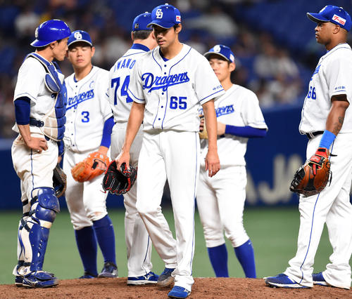 7回表西武1死二、三塁、マウンドを降りる伊藤準規（撮影・森本幸一）