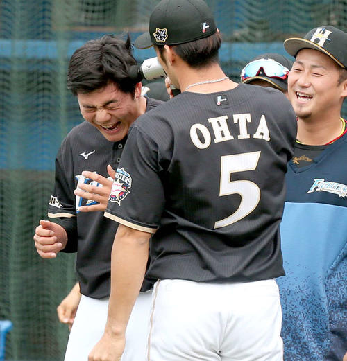 DeNA対日本ハム　試合前練習で大田（中央）にマッサージ器で頭をグリグリされる清宮（左）（撮影・黒川智章）