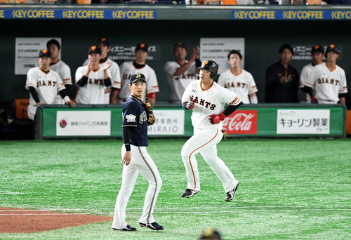 巨人対オリックス　3回裏巨人1死、中越えにソロ本塁打を放った岡本（撮影・たえ見朱実）