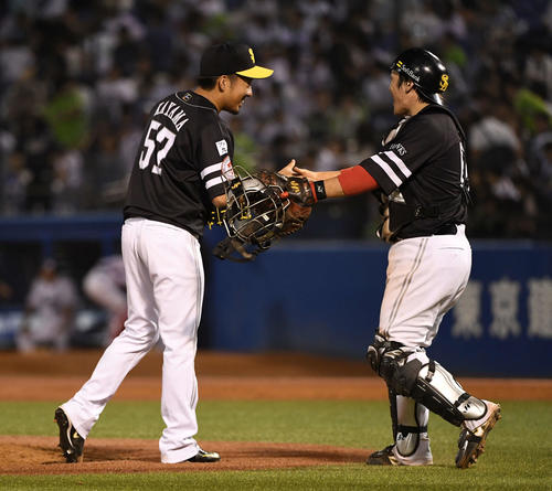 ヤクルト対ソフトバンク　ヤクルトに勝利し笑顔で握手するソフトバンク嘉弥真（左）と甲斐（撮影・鈴木みどり）