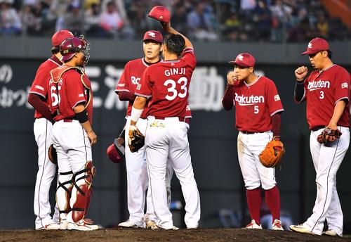 4回裏阪神1死一、三塁、ピンチを背負いナインに声を掛けられる塩見（中央）（撮影・上田博志）