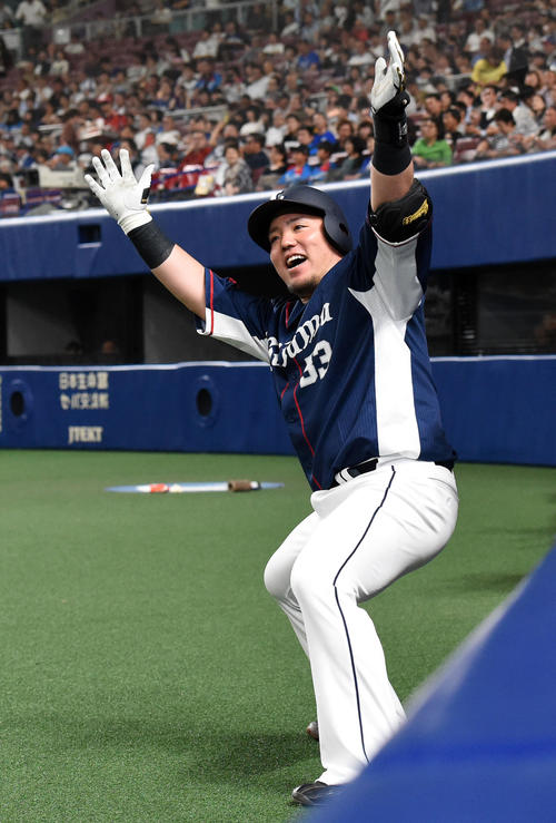 中日対西武　3回表西武1死、山川は左中間に本塁打を放ちどすこいポーズ（撮影・前岡正明）