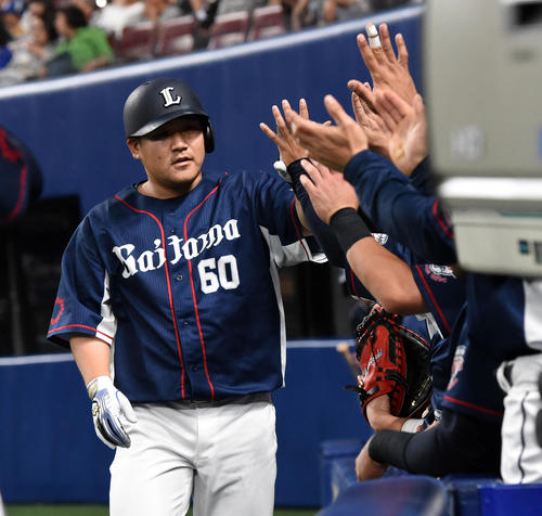 中日対西武　3回表西武2死、中村は中越え本塁打を放ちナインとハイタッチ（撮影・前岡正明）