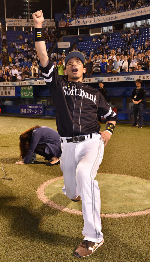 ヤクルト対ソフトバンク　ヒーローインタビュー後「熱男～」と叫ぶソフトバンク松田（撮影・鈴木みどり）