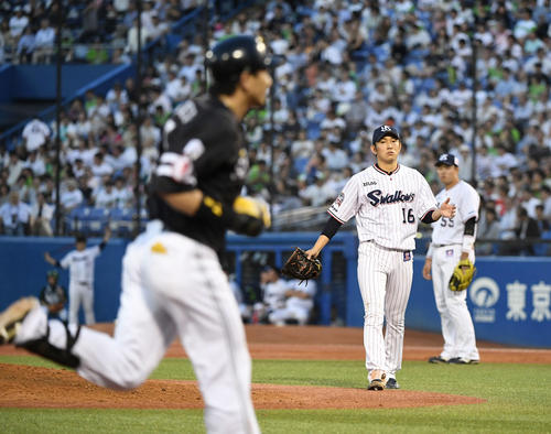 ヤクルト対ソフトバンク　4回表ソフトバンク1死一塁、松田宣に中越え2点本塁打を浴び、ぼうぜんとする原（撮影・鈴木みどり）