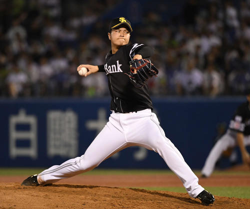 ヤクルト対ソフトバンク　9回裏から登板したソフトバンク4番手甲斐野（撮影・鈴木みどり）