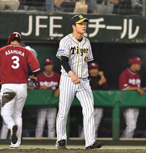 8回表楽天1死二、三塁、ゼラス・ウィーラーに勝ち越し右犠飛で浅村栄斗の生還を許す守屋功輝（撮影・上田博志）