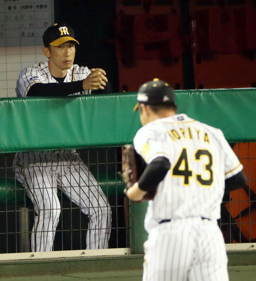 8回表楽天1死二、三塁、降板する守屋（手前）を見つめる矢野監督（撮影・前田充）