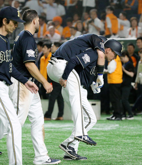 背負われ退場するオリックス伏見（撮影・中島郁夫）