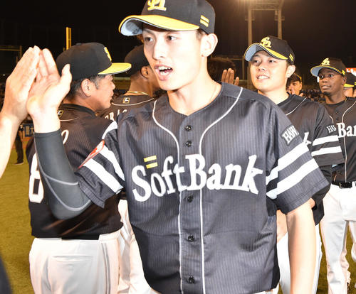 ヤクルト対ソフトバンク　6回3失点で今季初勝利のソフトバンク松本（右から2人目）は工藤監督（左）とハイタッチ（撮影・鈴木みどり）